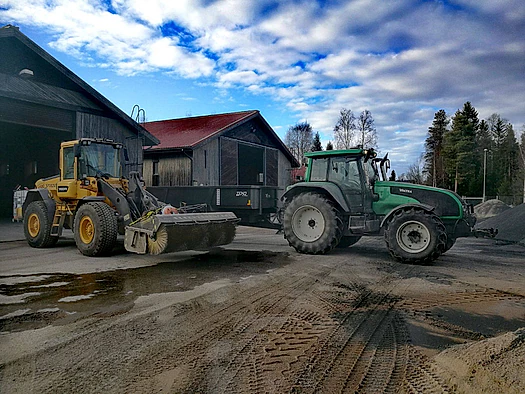 Kaivinkone purkaa rakennusta